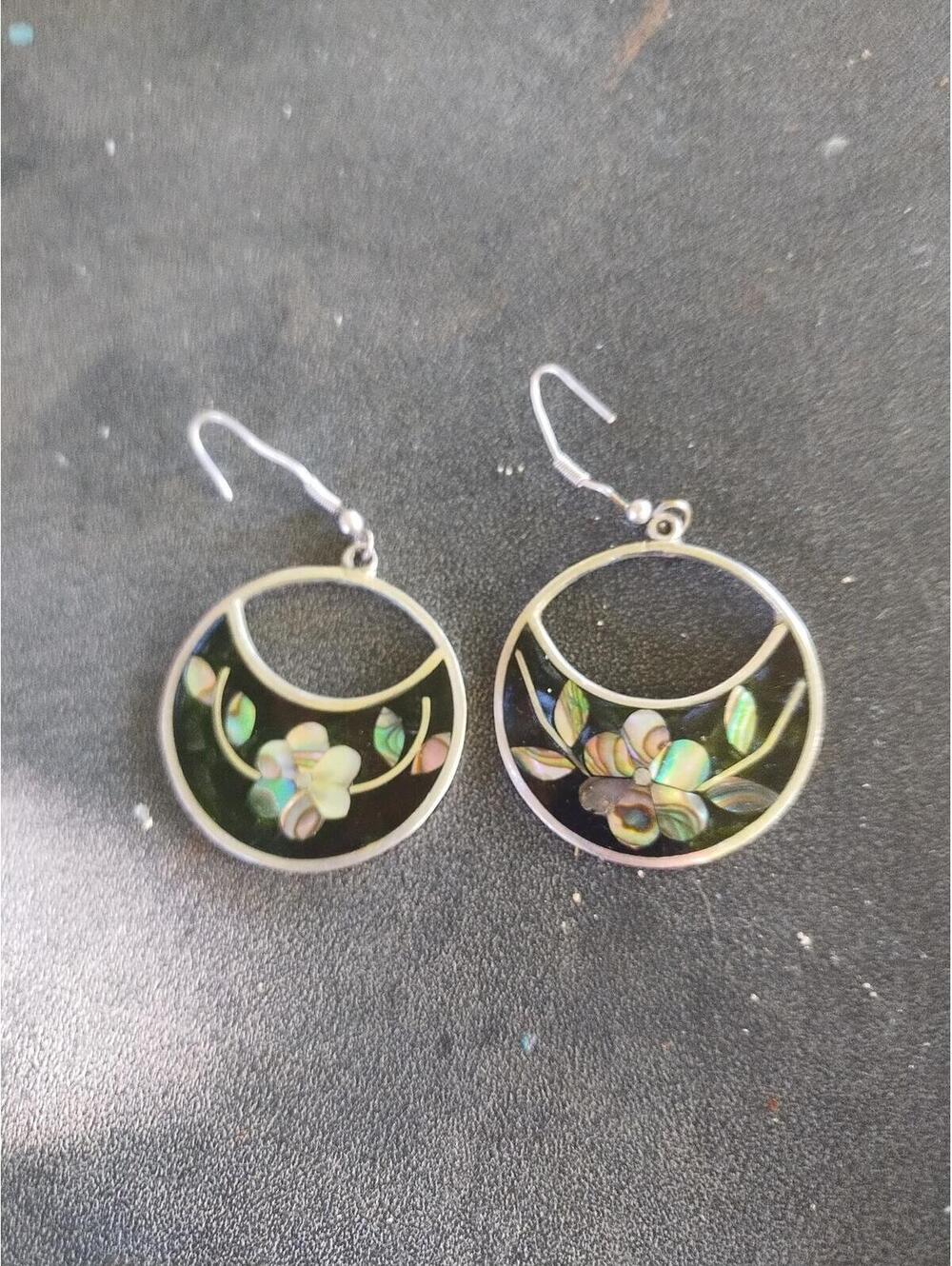 Alpaca Mexico Silver And Mother Of Pearl Flower Earrings 1.5" Diameter